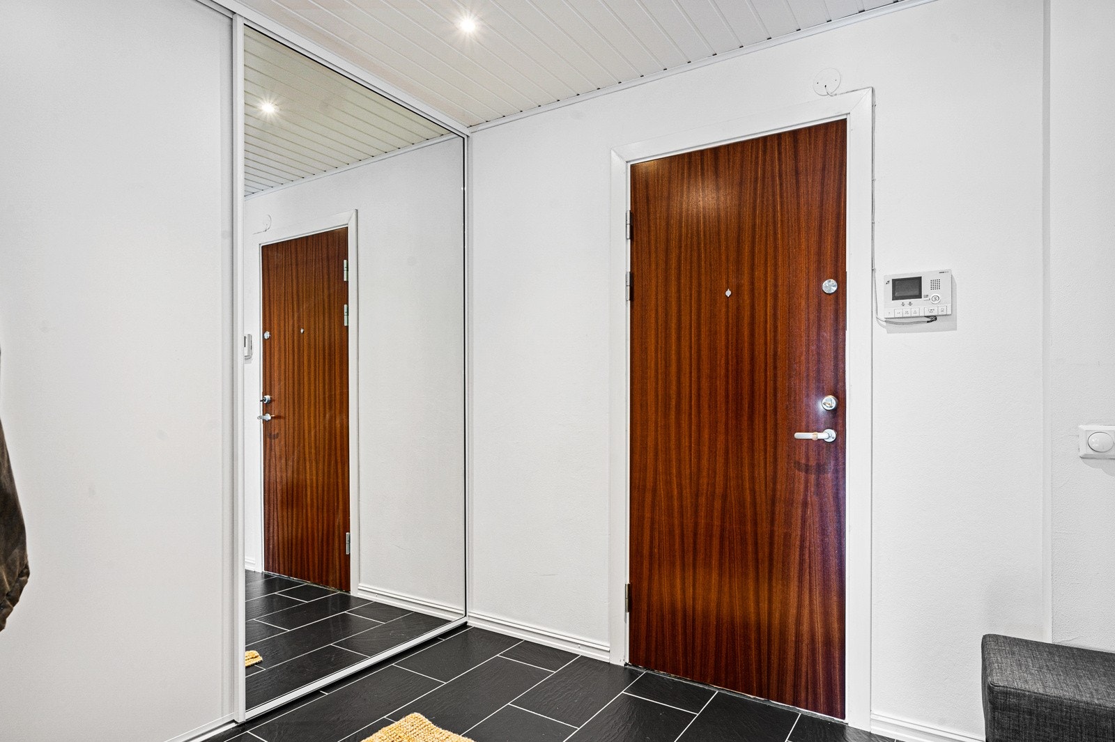 Praktisk flislagt gulv. Callinganlegg med videooverføring montert i entré. Galleribilde