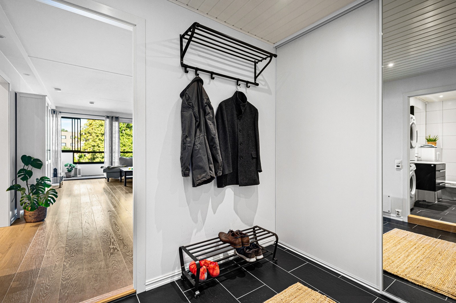 Romslig og innbydende entré som gir deg godt med lagringsplass i praktisk skyvedørsgarderobe. Galleribilde