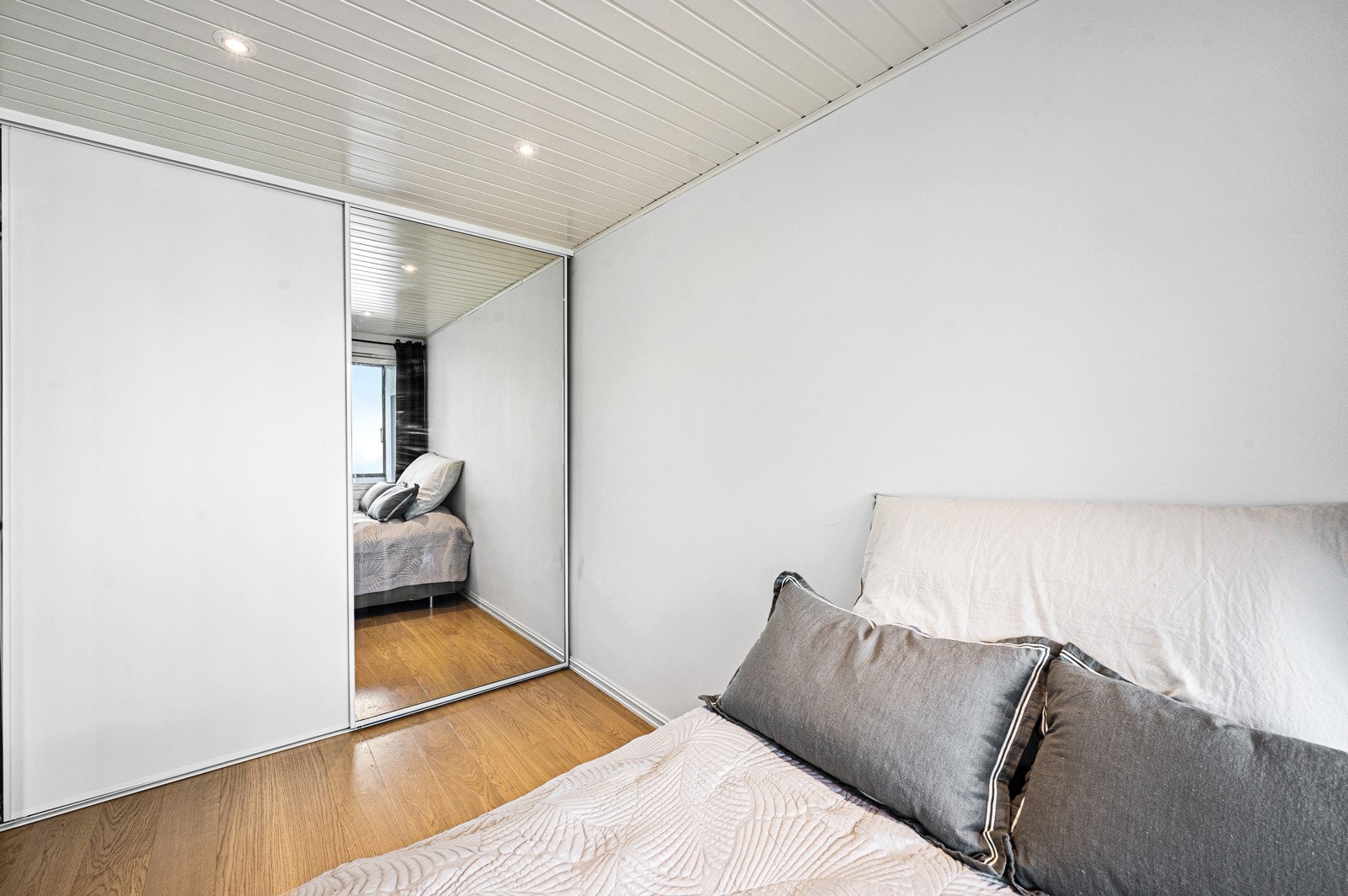 Soverommet er utstyrt med skyvedørsgarderobe som gir praktisk løsning for oppbevaring. Galleribilde