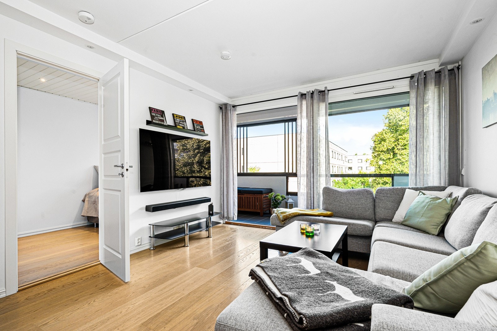 Leiligheten holder en gjennomgående god standard, hvor man enkelt kan flytte rett inn uten å måtte foreta seg oppgraderinger/oppussing. Galleribilde