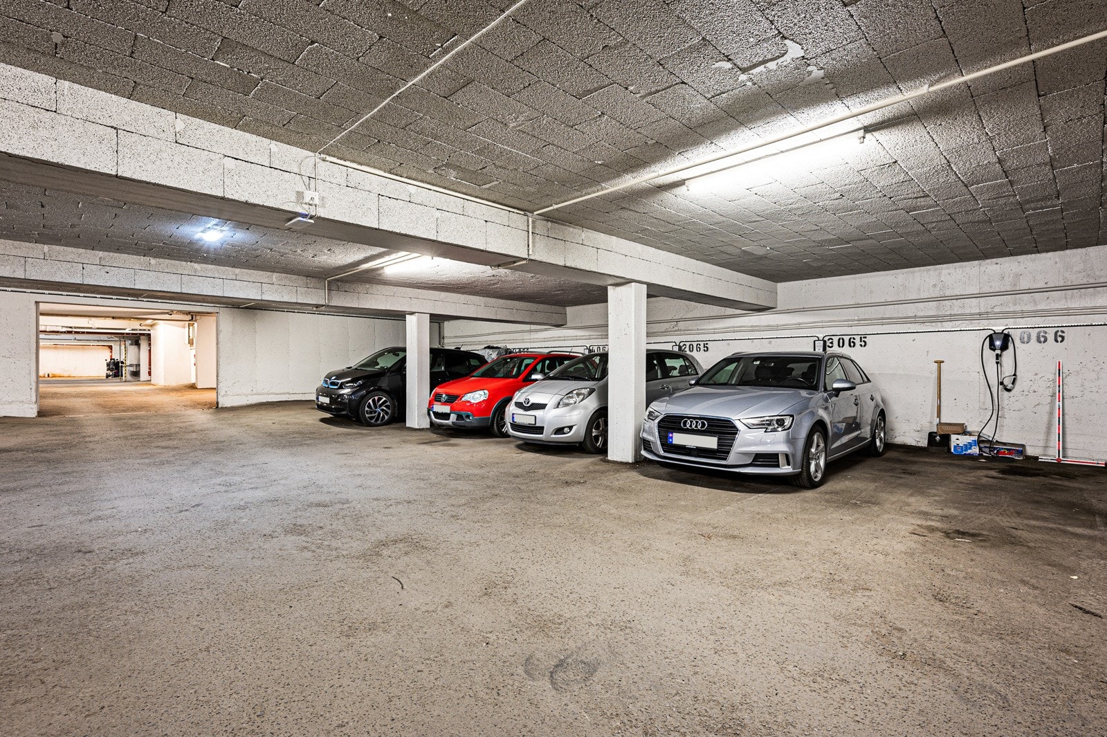 Parkeringsplass i felles garasjeanlegg under blokken følger boligen ved salg. Galleribilde