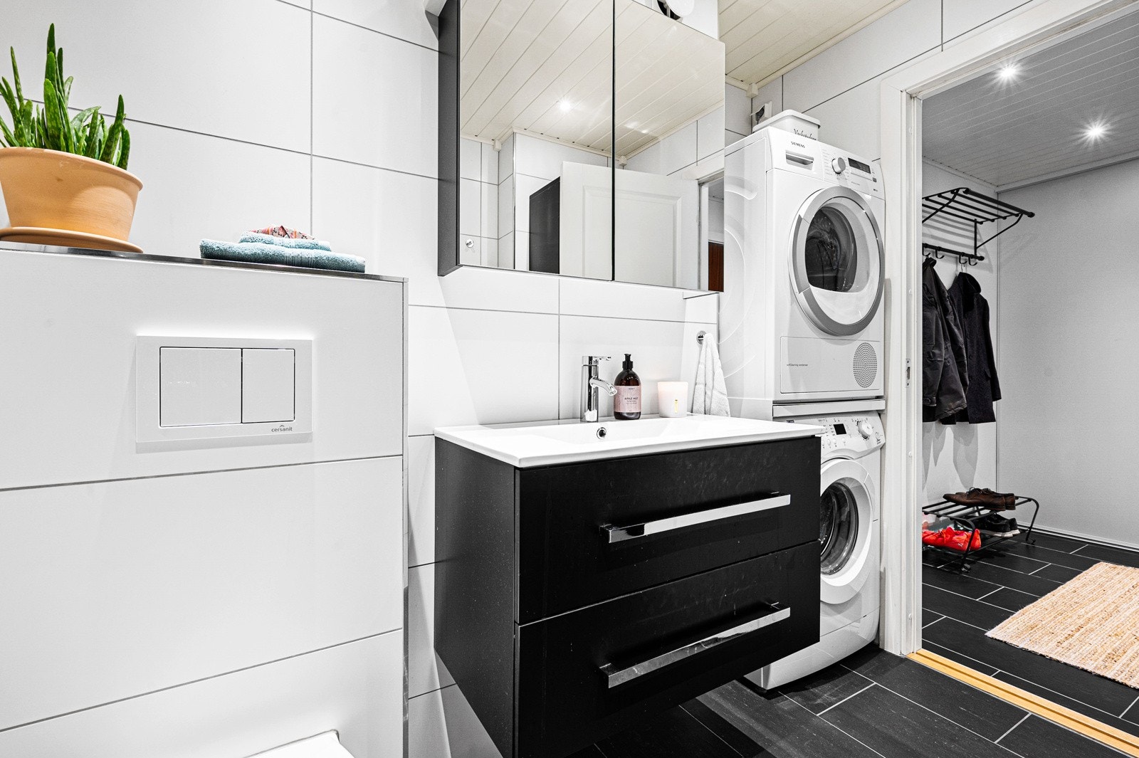 Baderommet har gulvvarme og ble pusset opp i 2015. Galleribilde