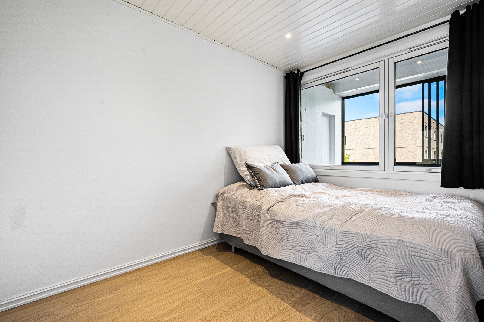 Adkosmt til soverommet fra stuen. Gode vindusflater som slipper inn godt med naturlig lys. Galleribilde