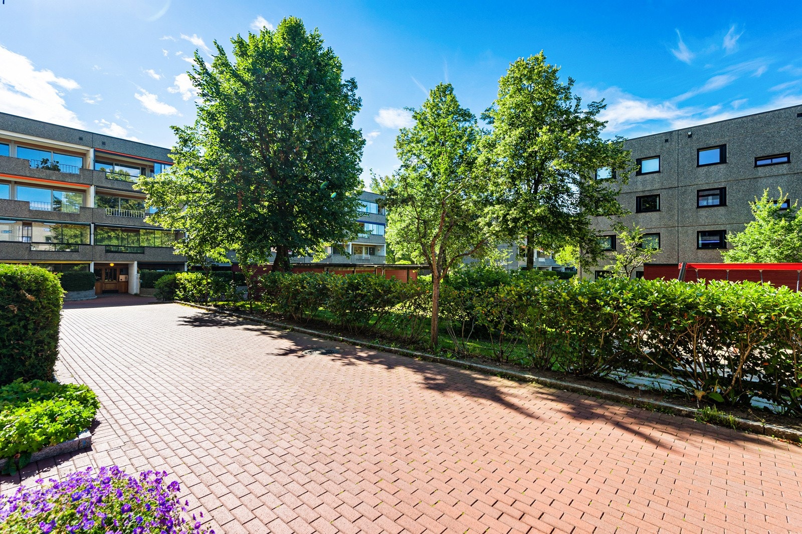 Borettslaget har pent parkmessig opparbeidede fellesarealer med hellelagte internveier og store plenarealer. Galleribilde