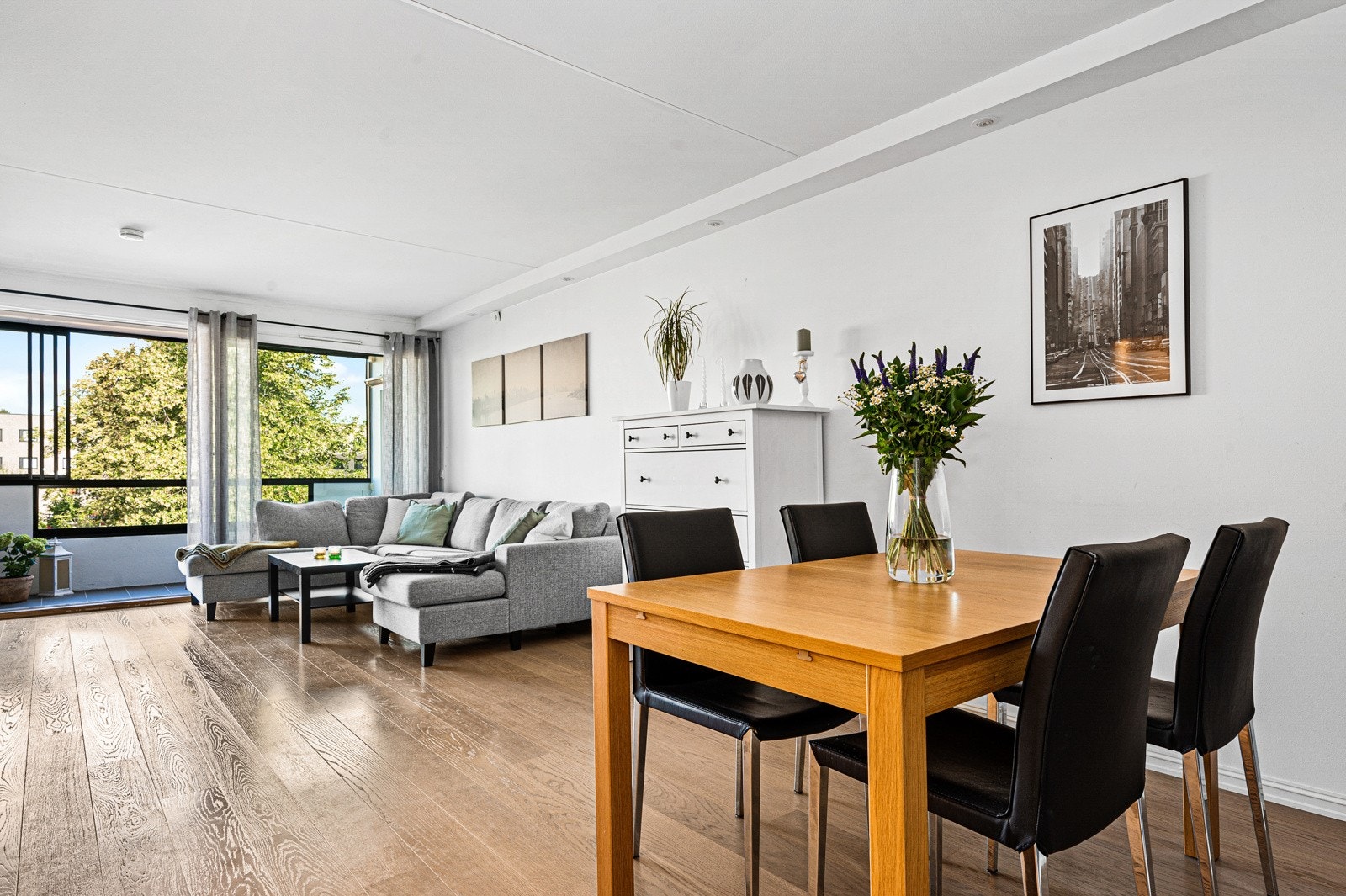 Stuen er et naturlig samlingspunkt med en sosial tilknytning til kjøkkenet. Galleribilde