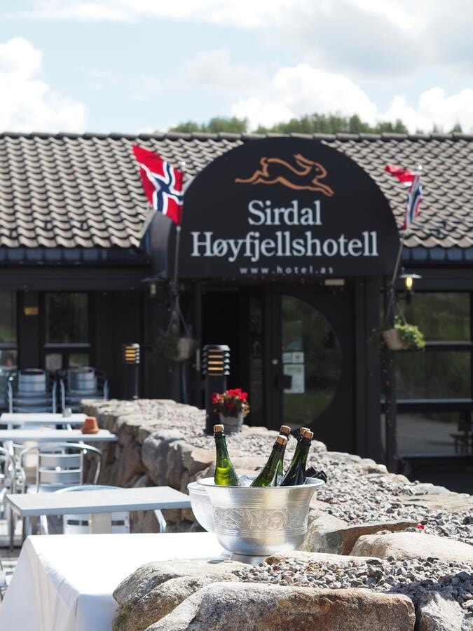 Sirdal Høyfjellshotell ligger i gangavstand fra hyttefeltet, perfekt for afterski og en bedre middag etter en nydelig dag i løypene. Galleribilde