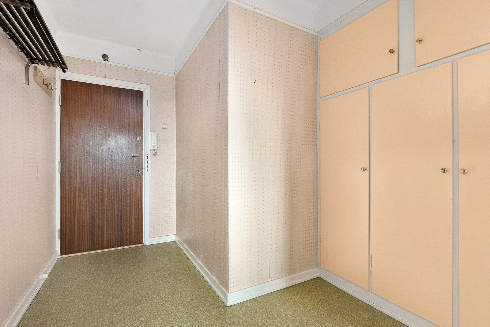 Innebygd skap i gangen som evt. kan fjernes og erstattes med praktisk skyvedørsgarderobe Galleribilde