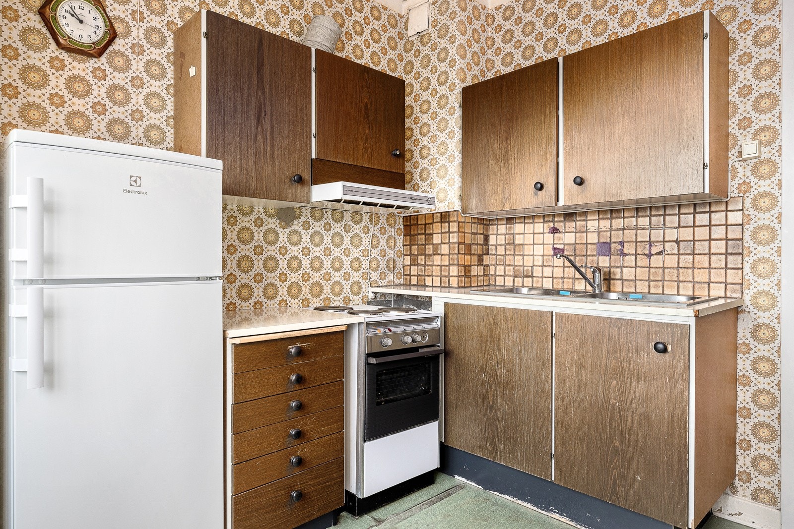 Kjøkkeninnredning fra 80-tallet, med nyere kjøl-/fryseskap Galleribilde