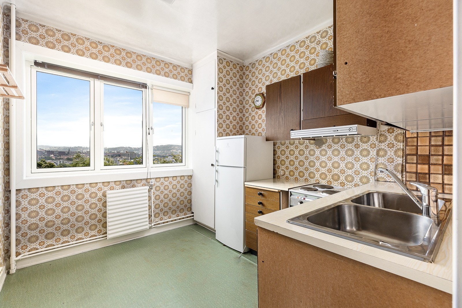 Separat og romslig kjøkken med store vindusflater Galleribilde