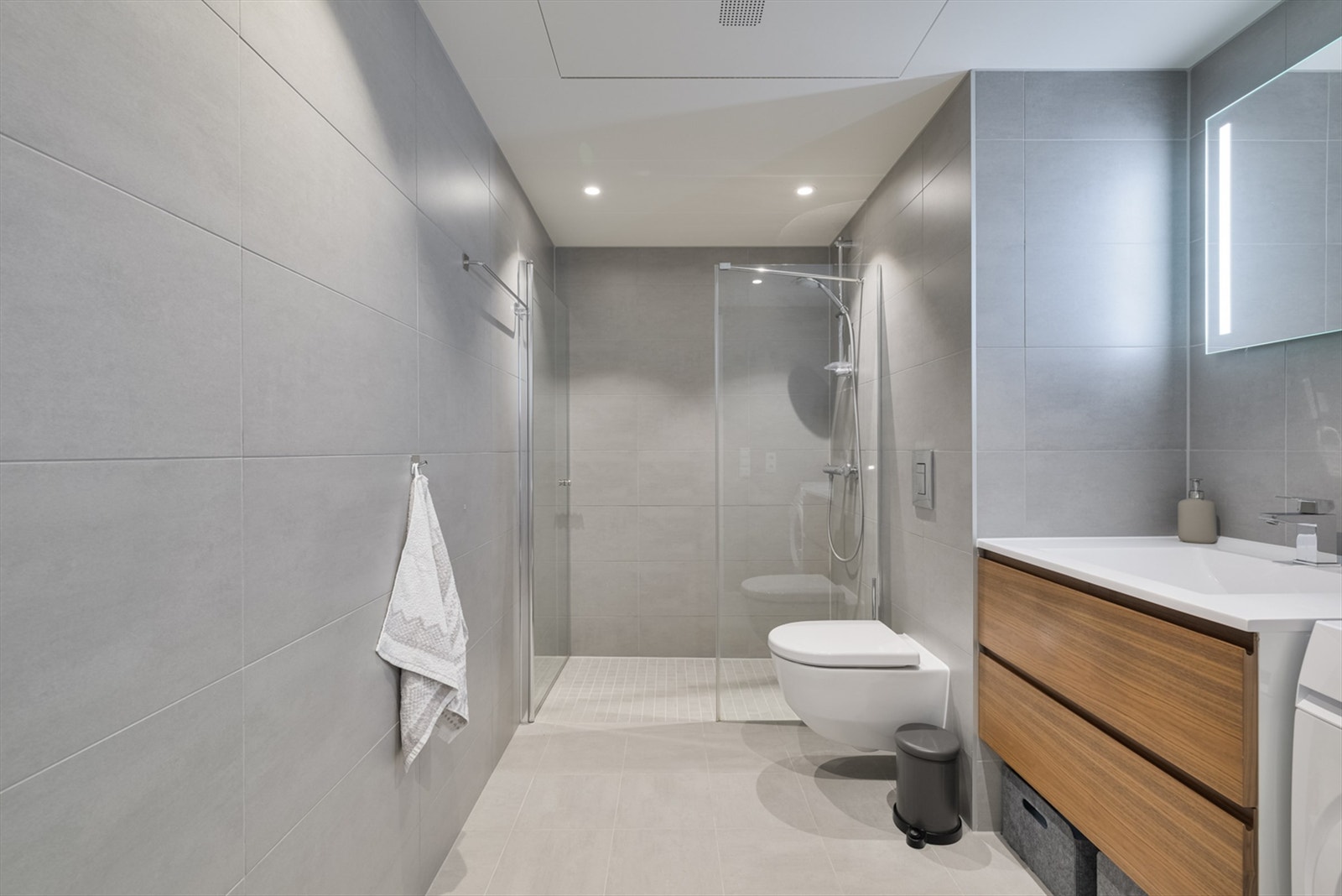 Badet er helfliset med vannbåren varme i gulvet. Galleribilde