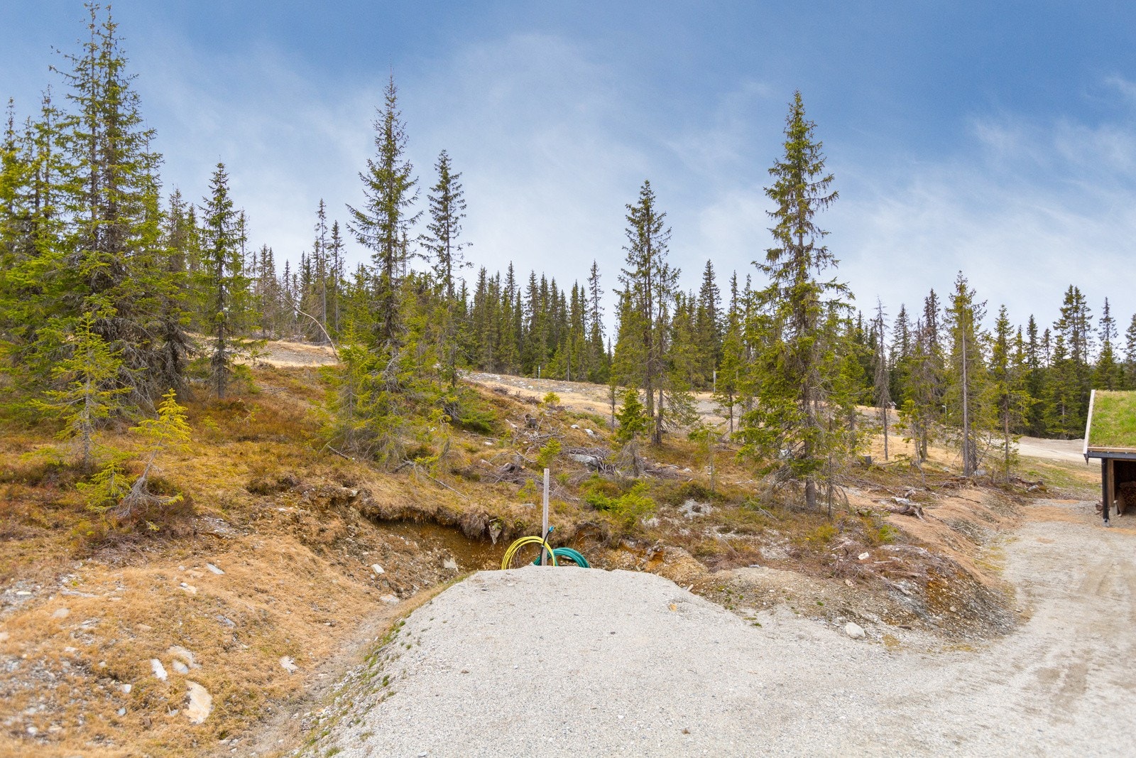 Eiendommen er tilknyttet offentlig vei med private stikkveier. Galleribilde