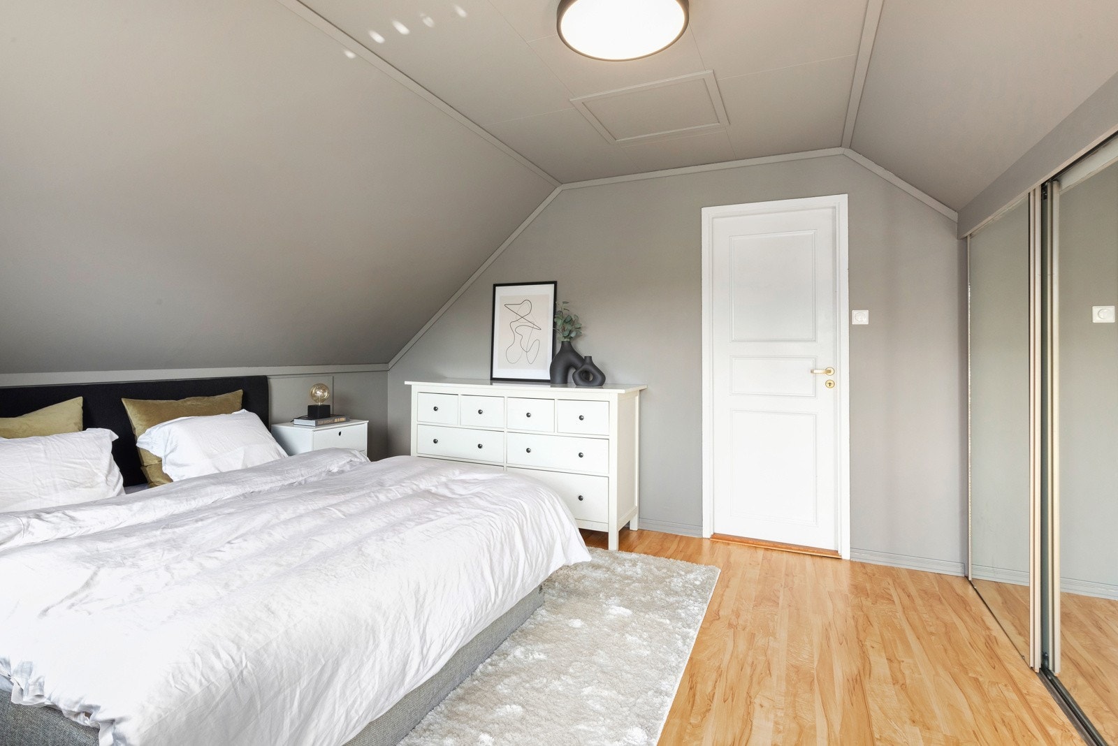 Hovedsoveorm med god plass til dobbeltseng og godt med garderobeskap Galleribilde