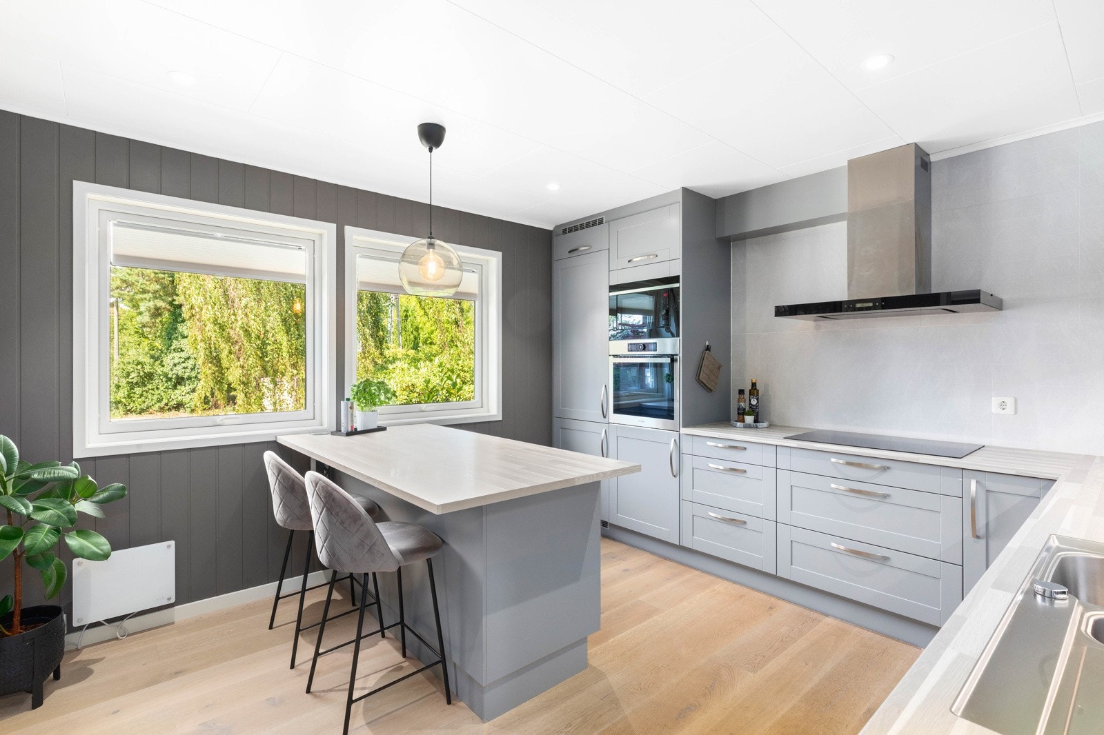 Pent kjøkken fra Sørlandskjøkken med mye skap- og benkeplass Galleribilde