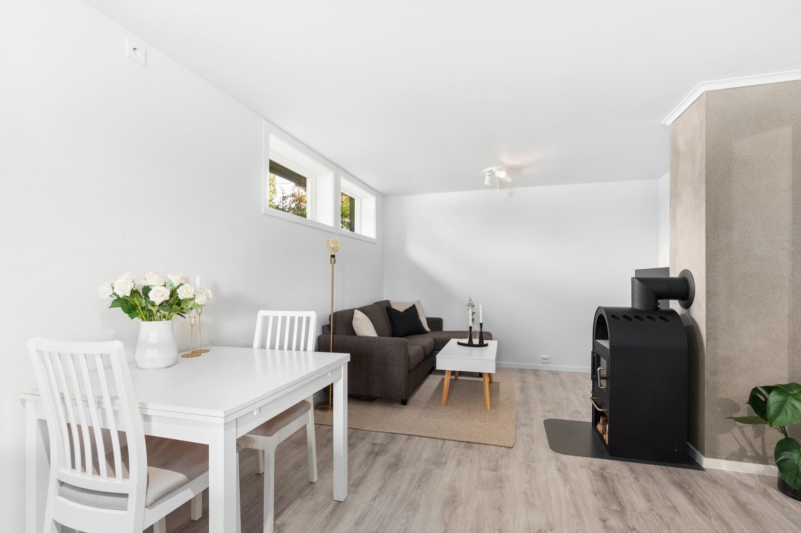 Fin stue med nye overflater. Dagens bruk av kjeller avviker fra opprinnelig plantegning. Galleribilde