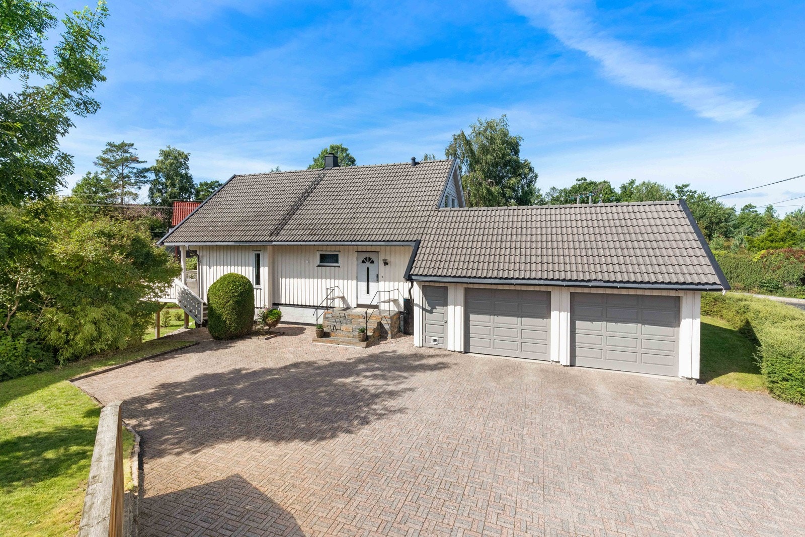 Fasade med flere billoppstillingsplasser på tomt Galleribilde