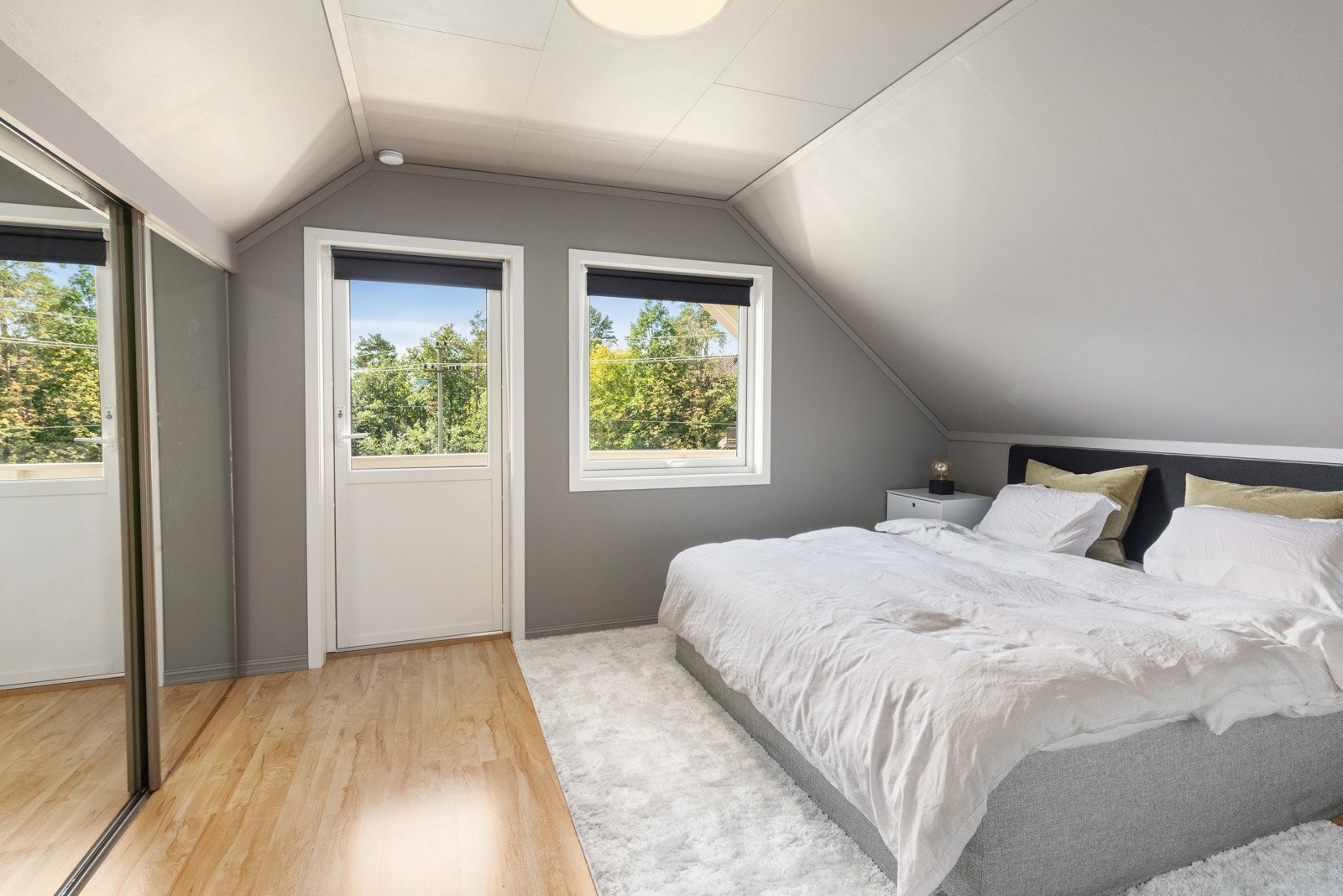 Hovedsoverom i 2.etg. med utgang til liten balkong Galleribilde