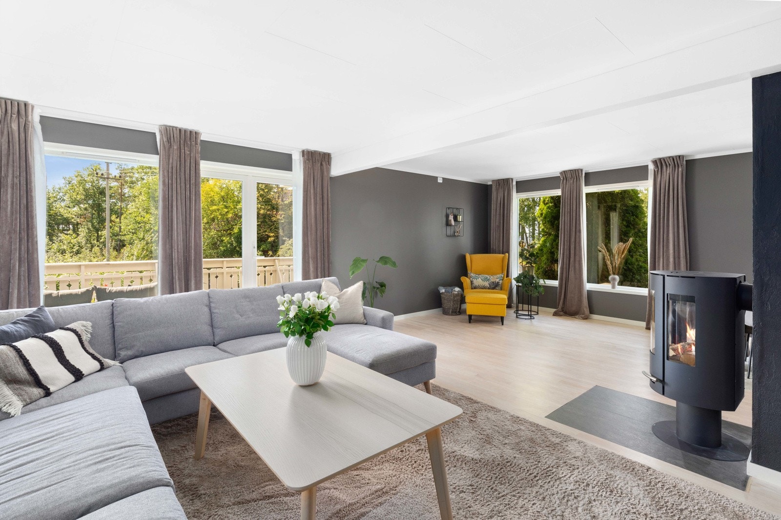 Stue med utgang til stor solrik terrasse/hage Galleribilde