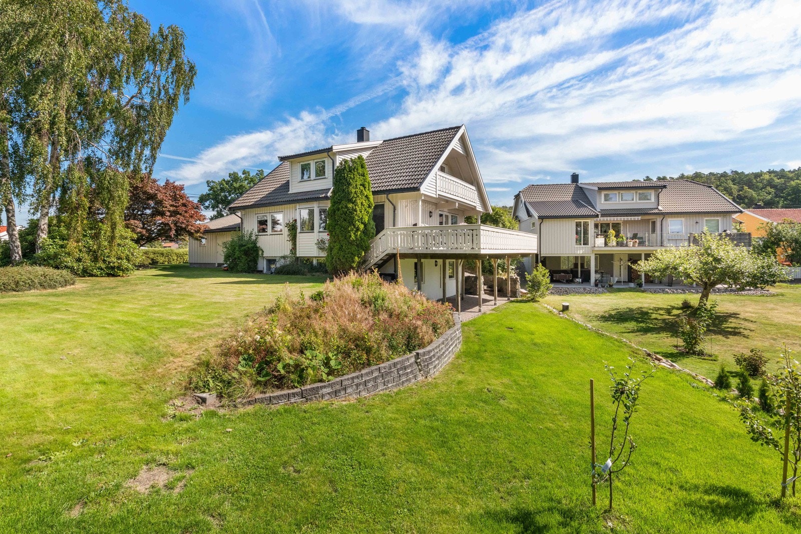 Enebolig med fin opparbeidet hage Galleribilde