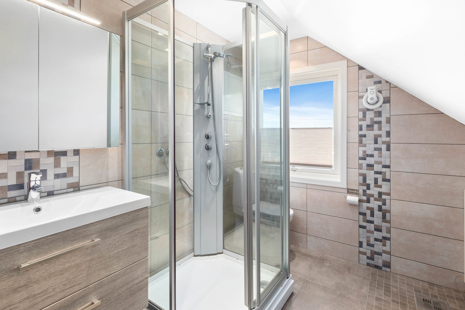 Bad inneholder wc, servant og dusjkabinett. Klart opplegg for badekar. Galleribilde