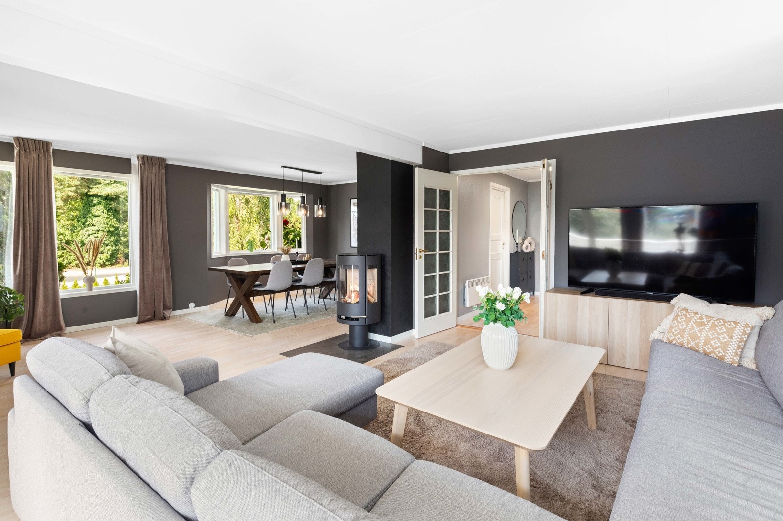 Innbydende stue med fine vindusflater Galleribilde