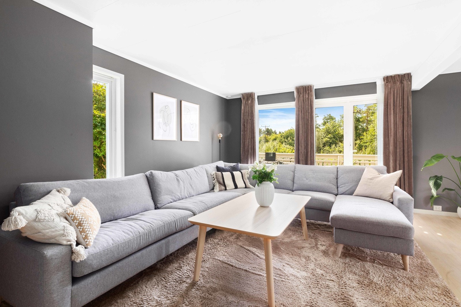 Stue med god plass til sofagruppe Galleribilde