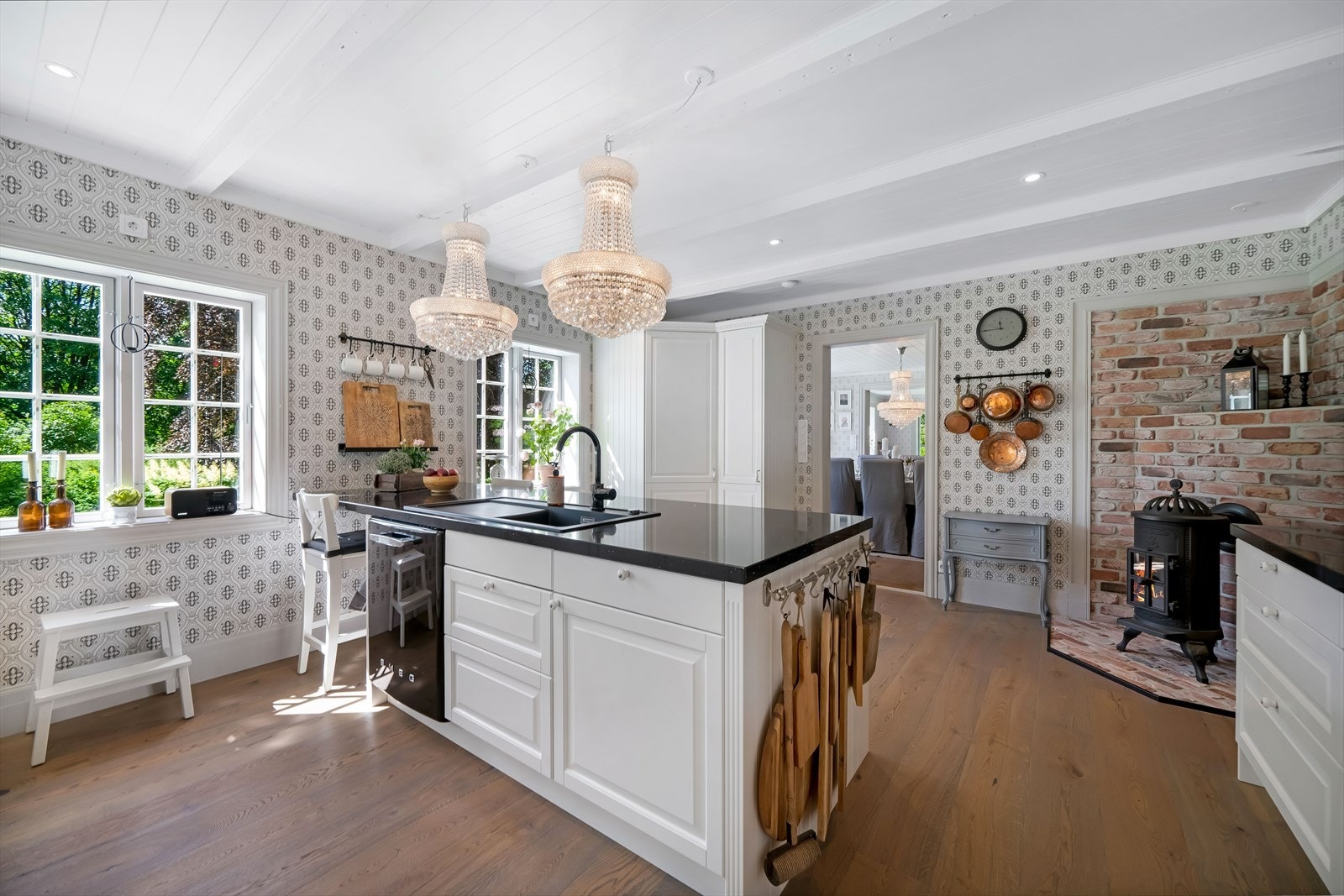 Bjelkene i taket er også med på å fremheve byggets opprinnelige tidsepoke. Galleribilde