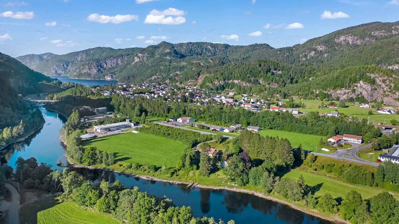 Sira ligger helt ved fylkesgrensa mot Rogaland, ca 18 km fra Flekkefjord sentrum og ca 12 mil fra Stavanger. Galleribilde