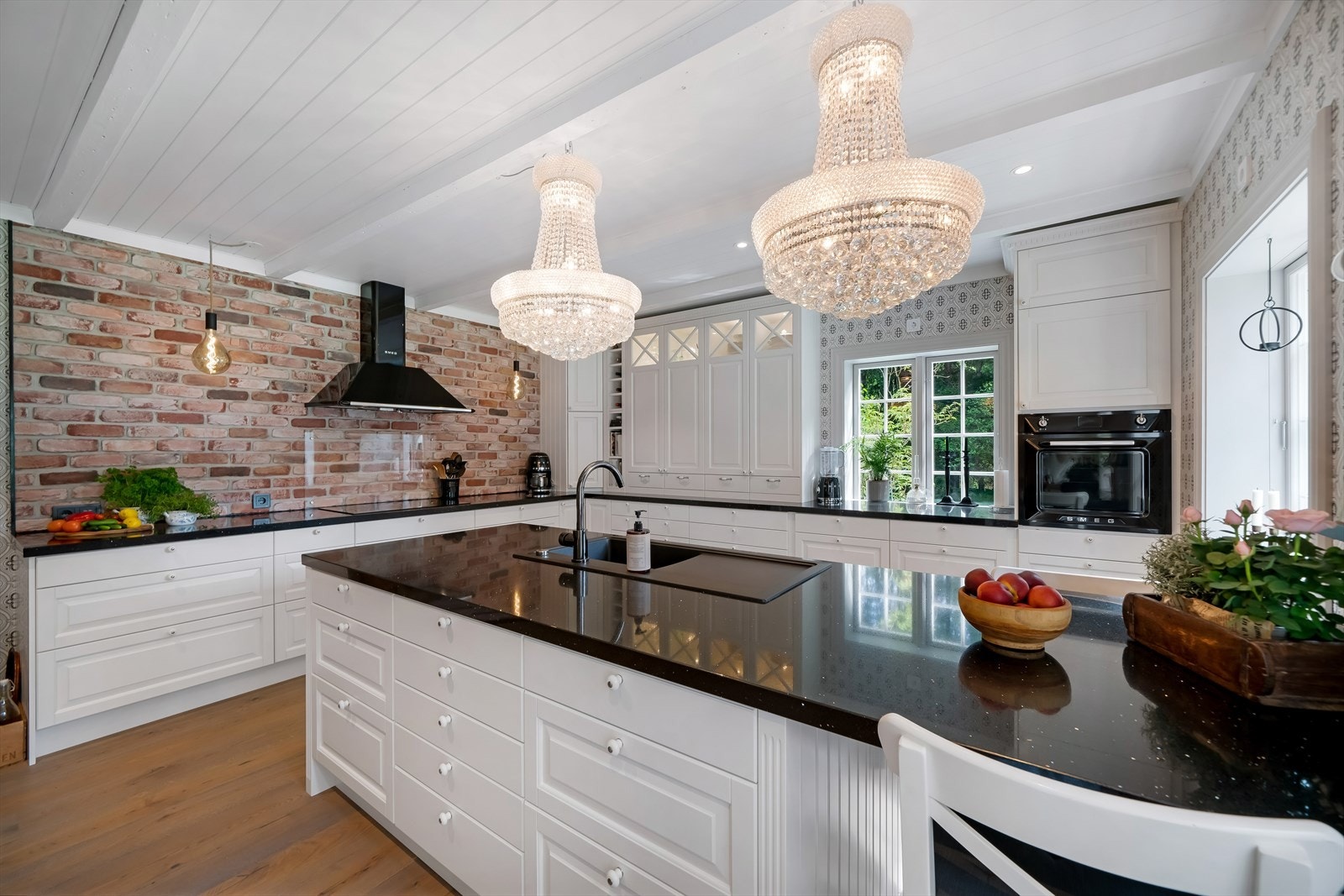 Den flotte, klassiske kjøkkeninnredningen passer godt inn i det ærverdige huset! Galleribilde