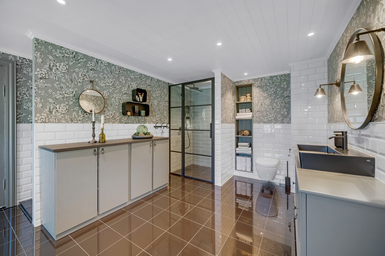 Delikat og romslig bad i hovedetasjen som ble pusset opp i 2020. Galleribilde