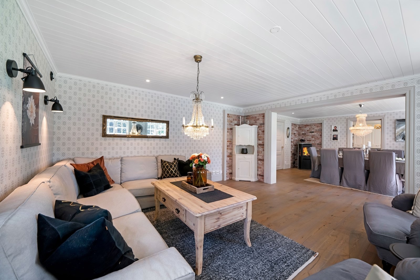 Fra spisestua er det delvis åpen løsning mot stua. Galleribilde