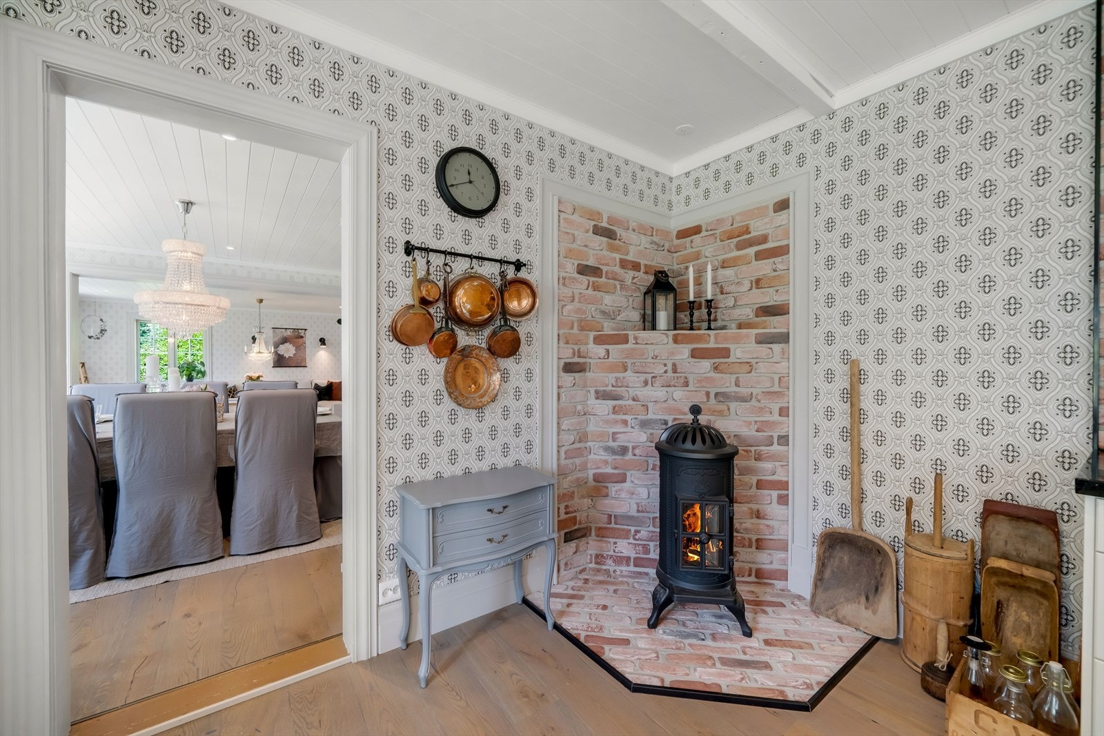 Vedovnen på kjøkkenet skaper en lun atmosfære. Galleribilde