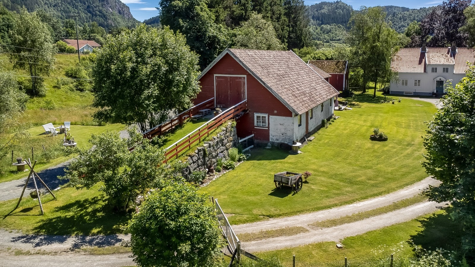 Eiendommen består av enebolig, garasje, låve og stabbur. Galleribilde