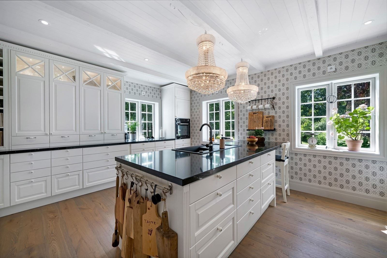 Praktisk kjøkkenøy med mørk benkeplate i granitt. Galleribilde