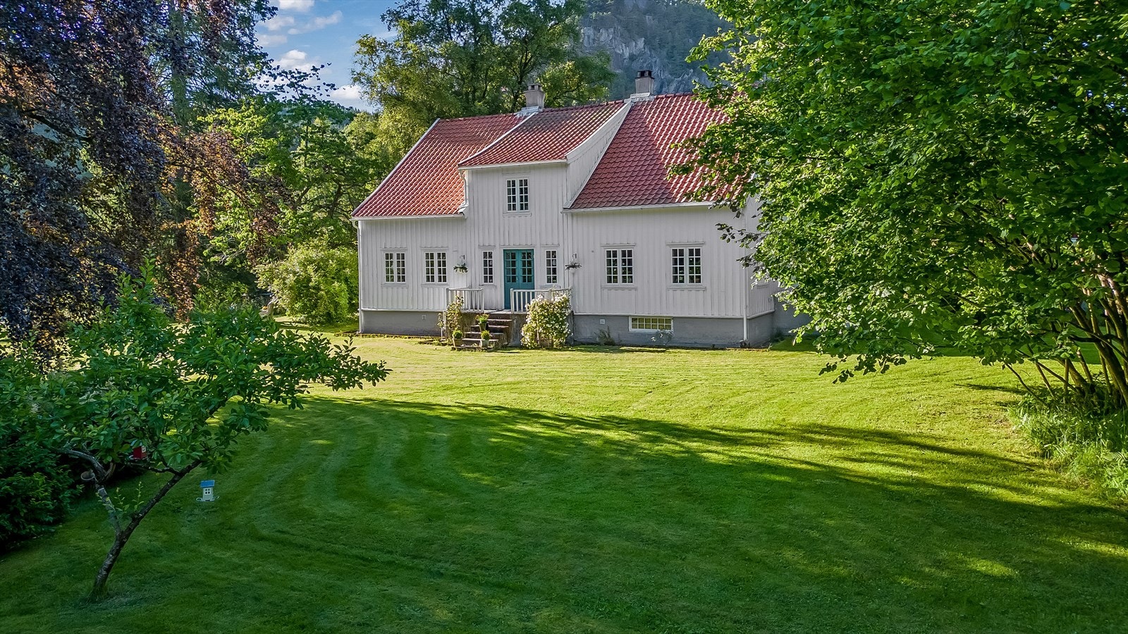 Eiendommen har pent opparbeidet hage med plen, trær og flotte prydbusker. Her har du god boltreplass med mulighet for uteaktiviteter. Galleribilde