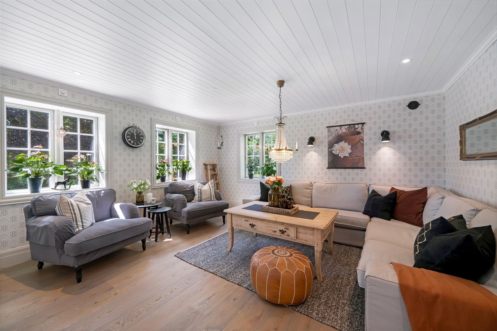 Her har du god plass til stor sofagruppe med tilhørende møblement. Galleribilde