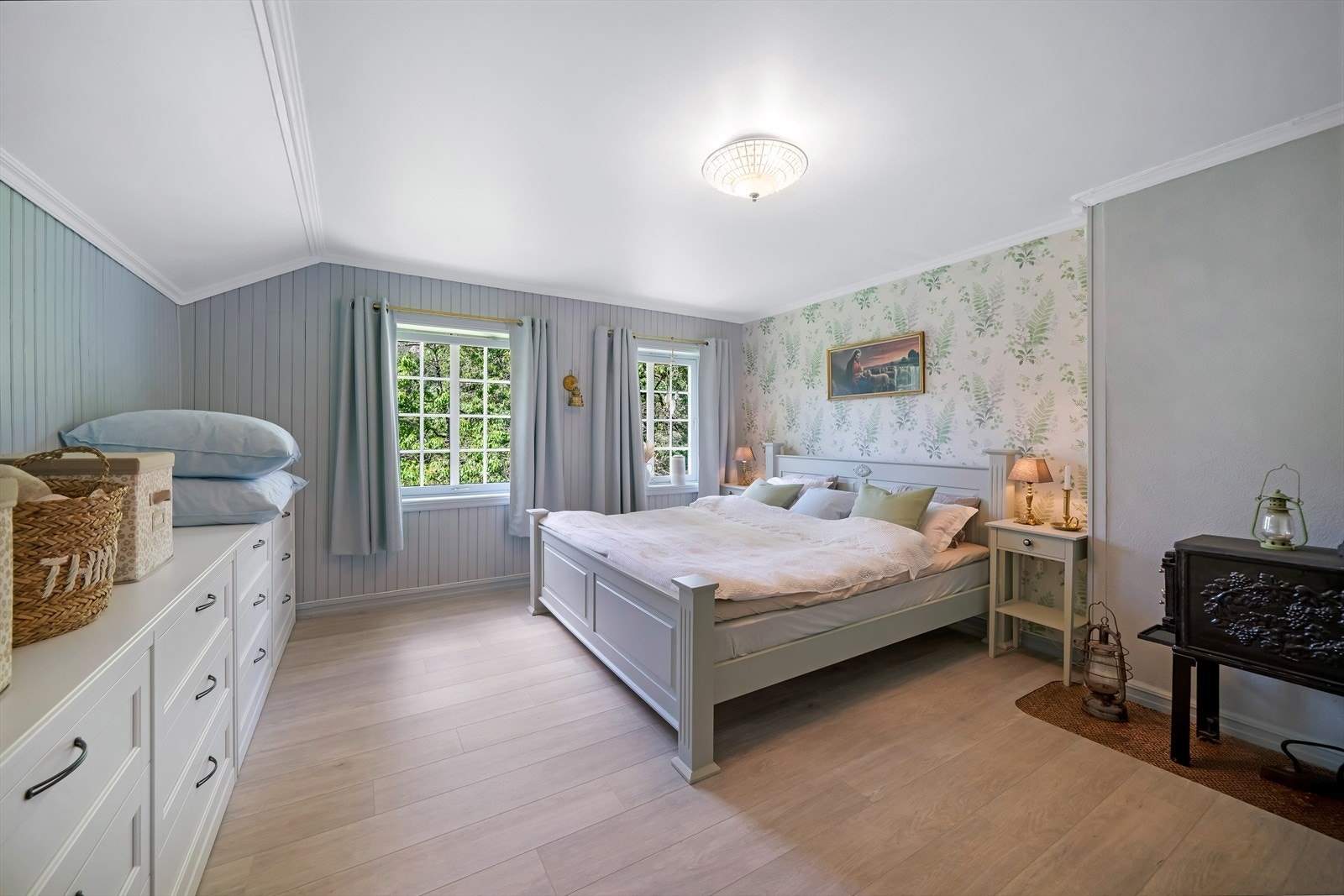 Romslig hovedsoverom som er malt opp i duse farger. Galleribilde