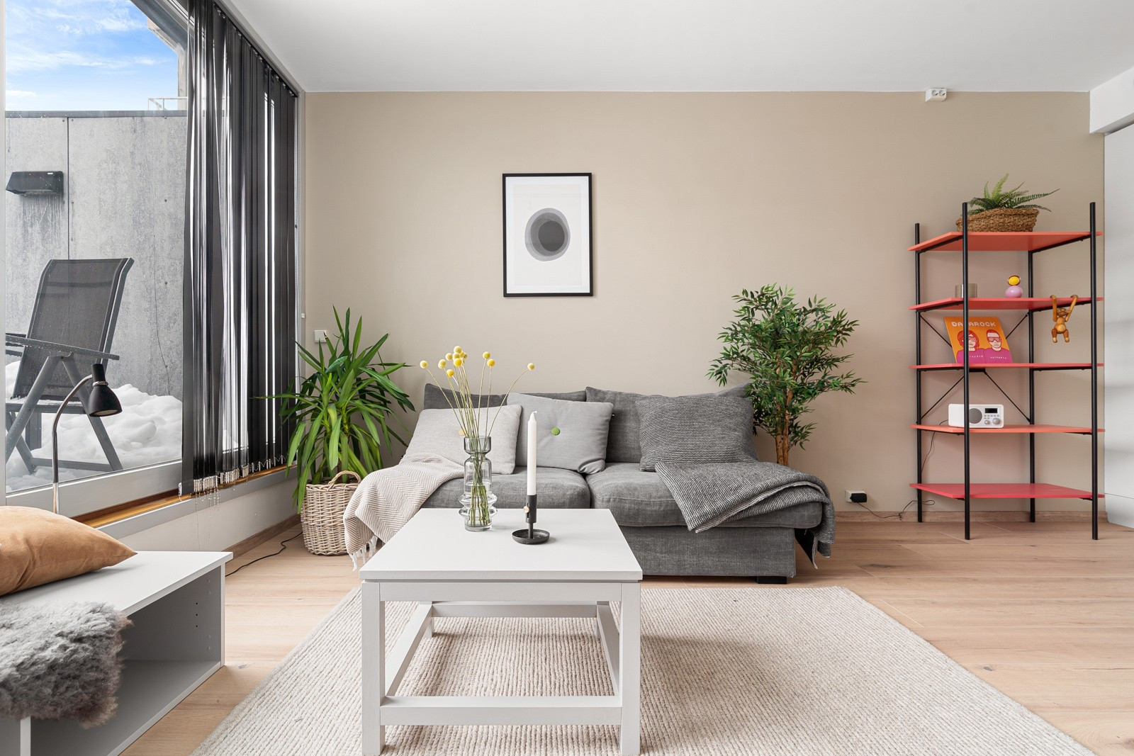 Stuen er romslig med god plass til sofagruppe med tilhørende møblement.