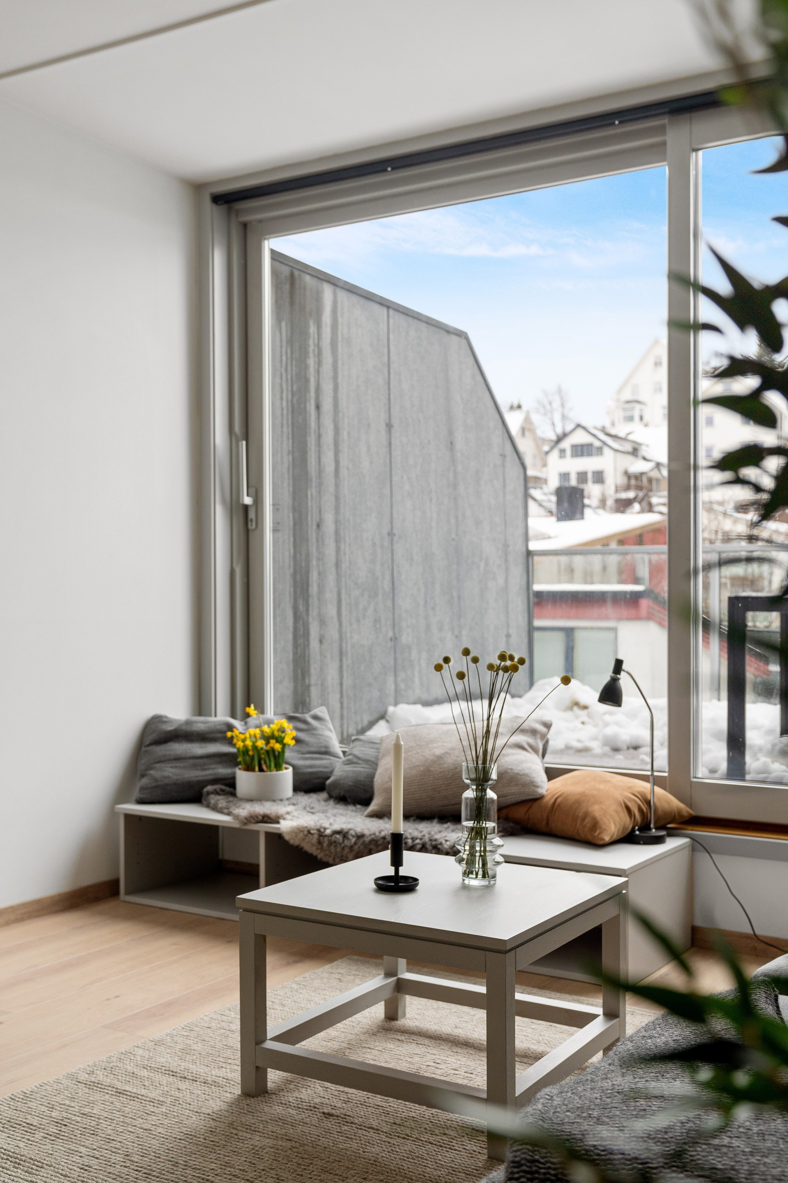 De store vindusflatene sikrer rikelig med innslipp av naturlig lys.