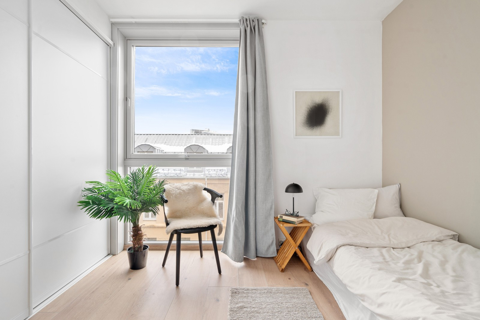 Boligens andre soverom er også av god størrelse med plass til stor seng og klesoppbevaring.