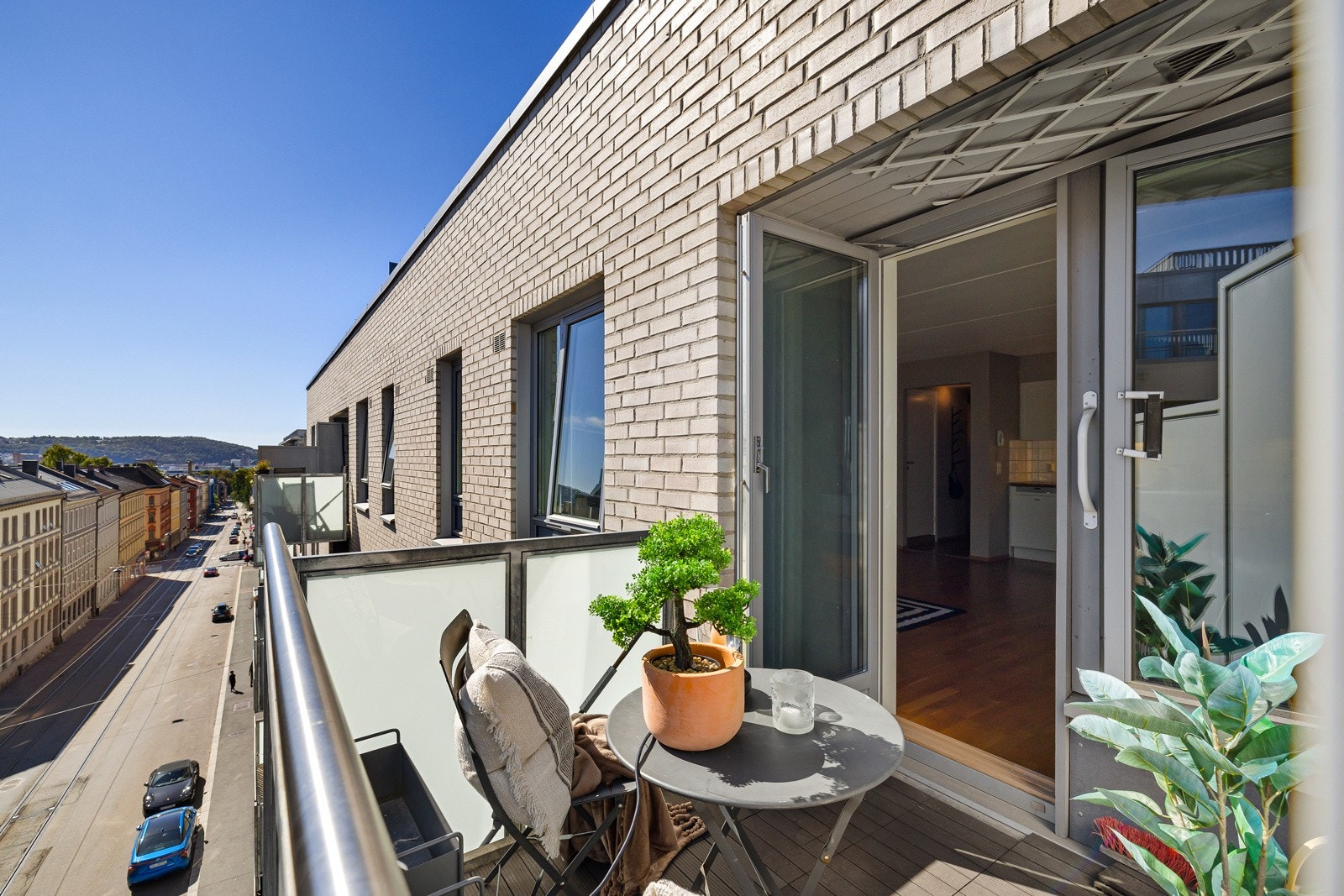 Her bor du høyt og luftig i byggets 6. etasje med utsikt mot Ekebergåsen og rikelig med naturlig lys. Galleribilde