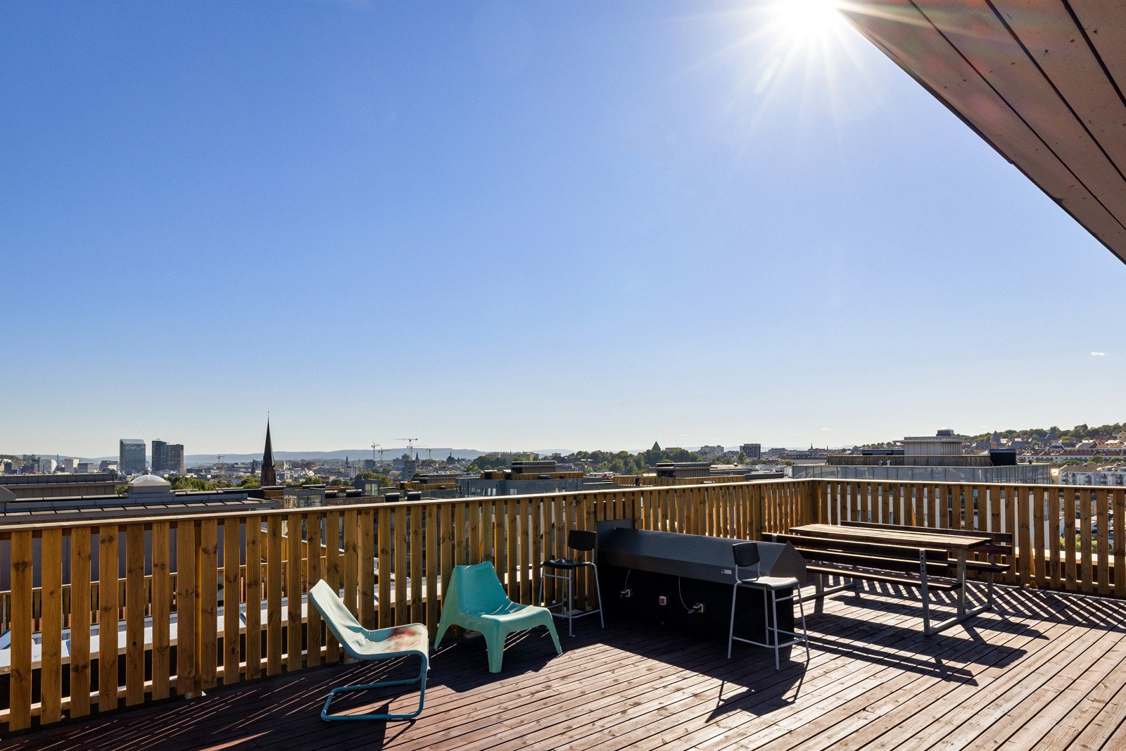 Felles takterrasse med spektakulær utsikt over Oslo by og sol fra morgen til kveld. Galleribilde