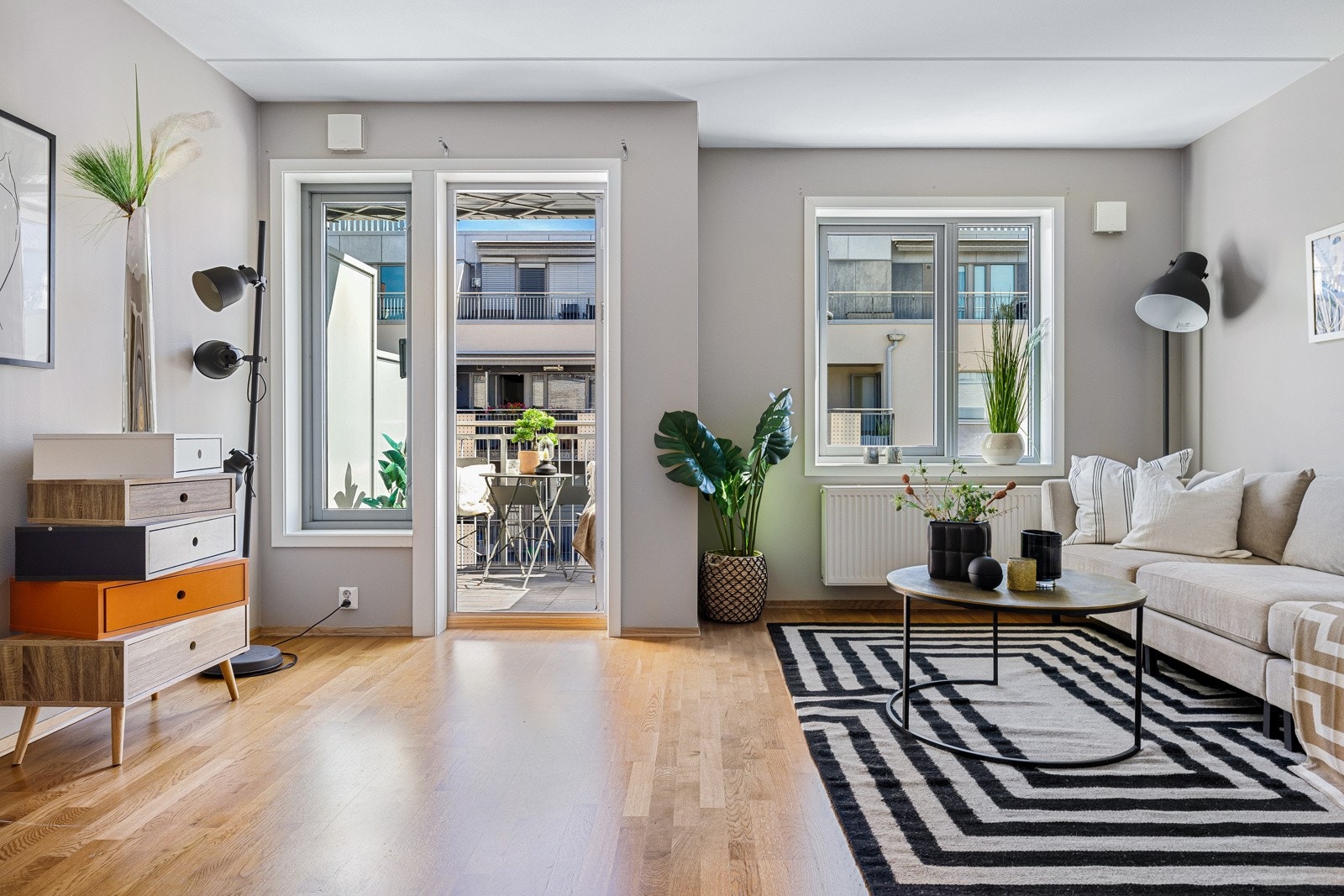 Flott oppholdsrom som blir det naturlige samlingspunktet i leiligheten. Galleribilde