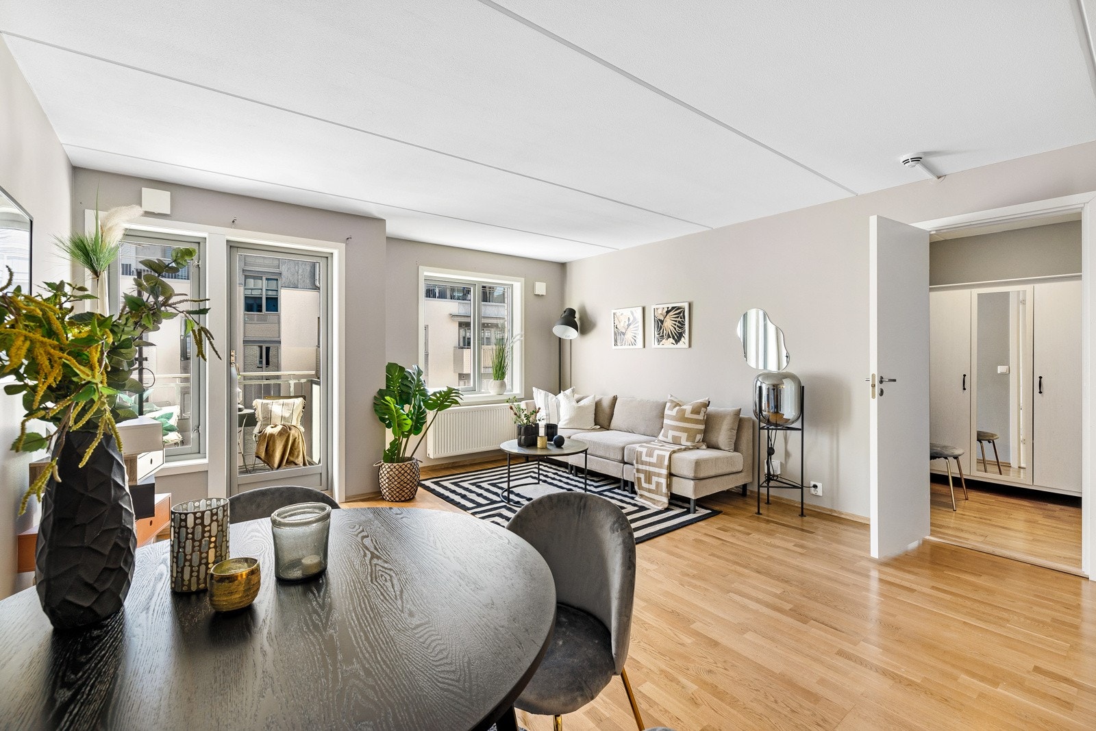 Attraktiv, lys og romslig 3-roms selveierleilighet med hybeldel og solrik balkong. Galleribilde