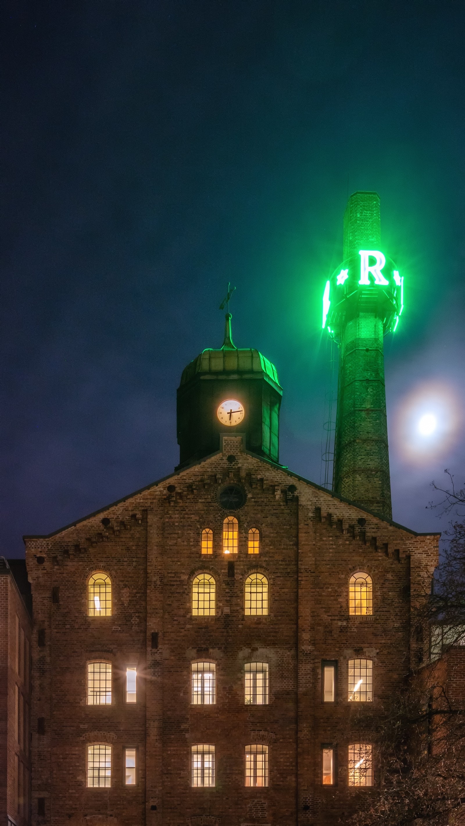 Deler av historiske Ringes Bryggeri lyser opp i kveldshimmelen og er fortsatt endel av sameiets kvartal og gårdsrom. Galleribilde