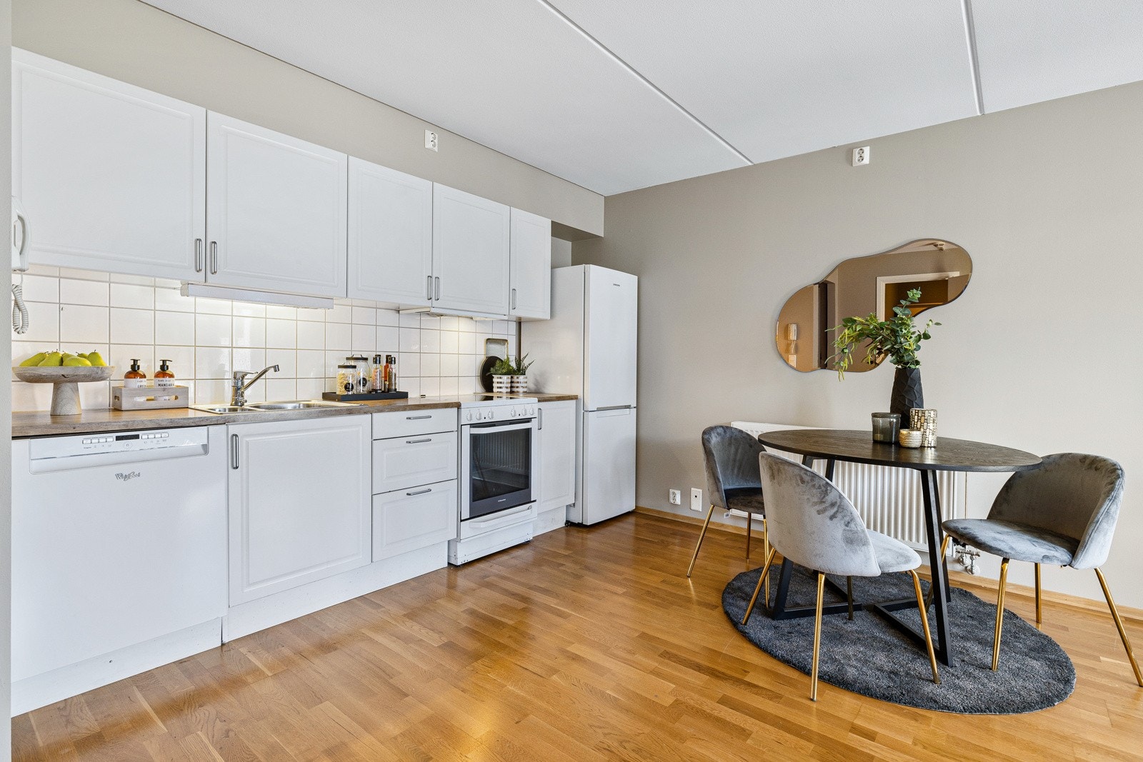 Kjøkkeninnredningen er fra Norema med et tidløs design med plass til hvitevarer som stekeovn, oppvaskamskin og kjøleskap-/fryseskap. Galleribilde