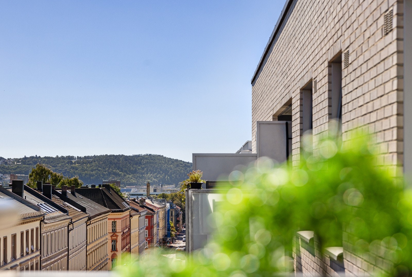 I tillegg til egen uteplass har man også tilgang til felles takterrasse i umiddelbar nærhet med spektakulær utsikt over Oslo by og sol fra morgen til kveld. Galleribilde