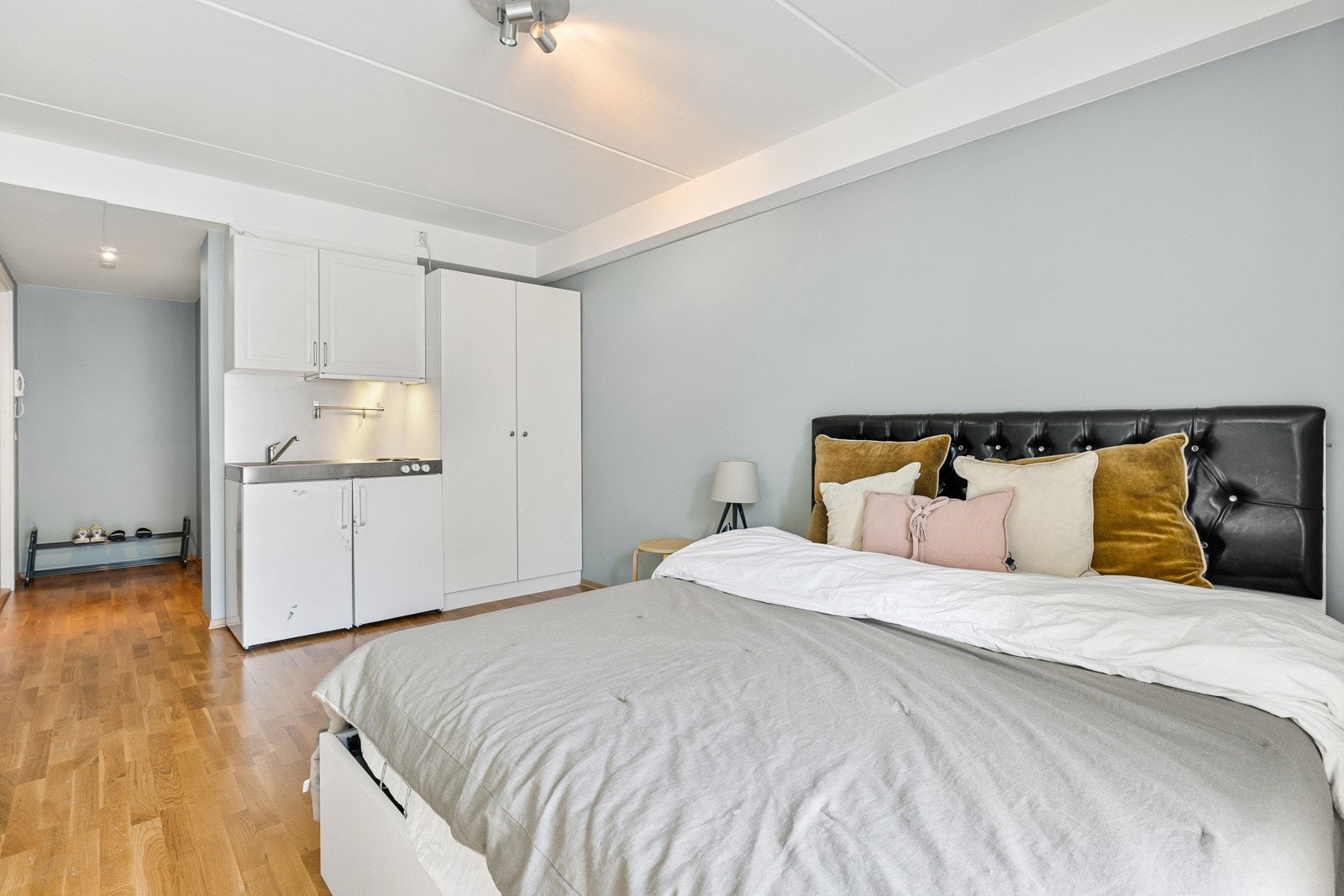 Hybeldelen kan brukes til utleie eller som et flott master-soverom med et privat, tilknyttet baderom. Galleribilde