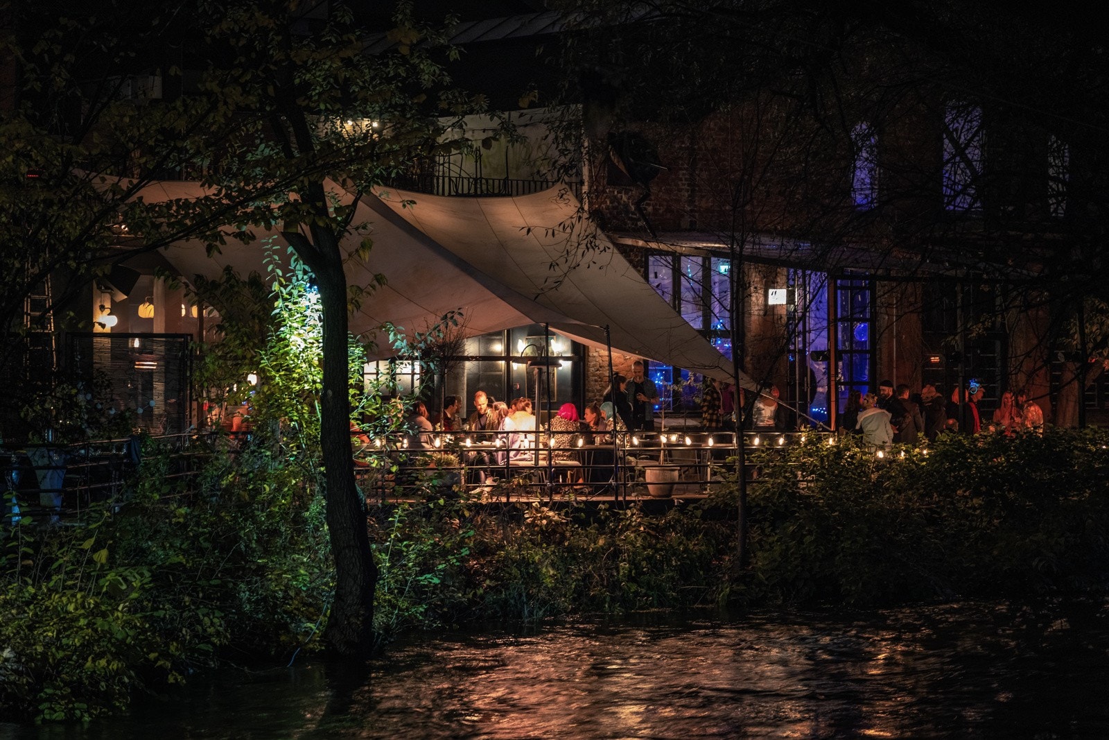 BLÅ ligger langs Akerselva med uteservering. Galleribilde