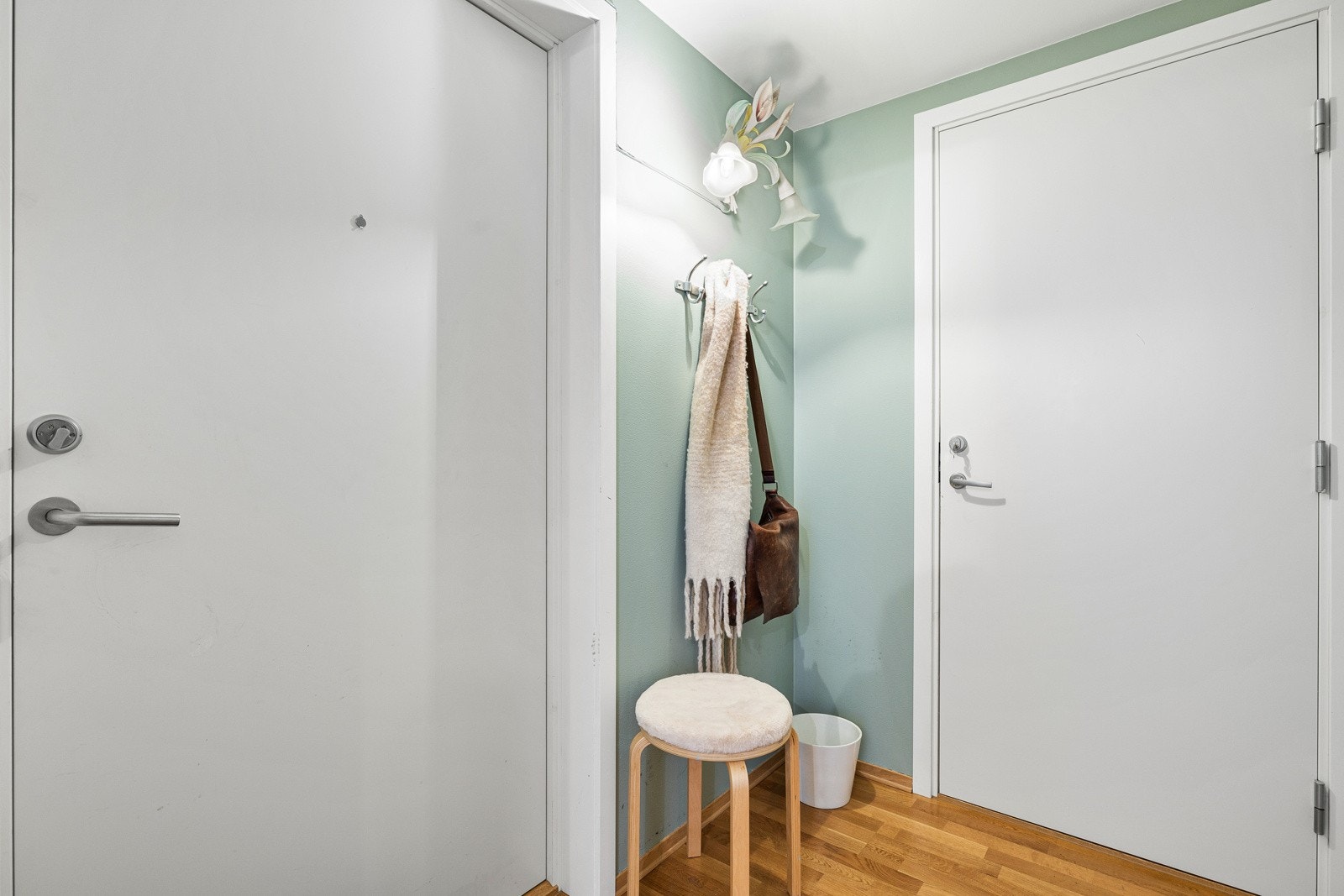 Felles entrè/gang mellom hoveddel og utleidel. Galleribilde