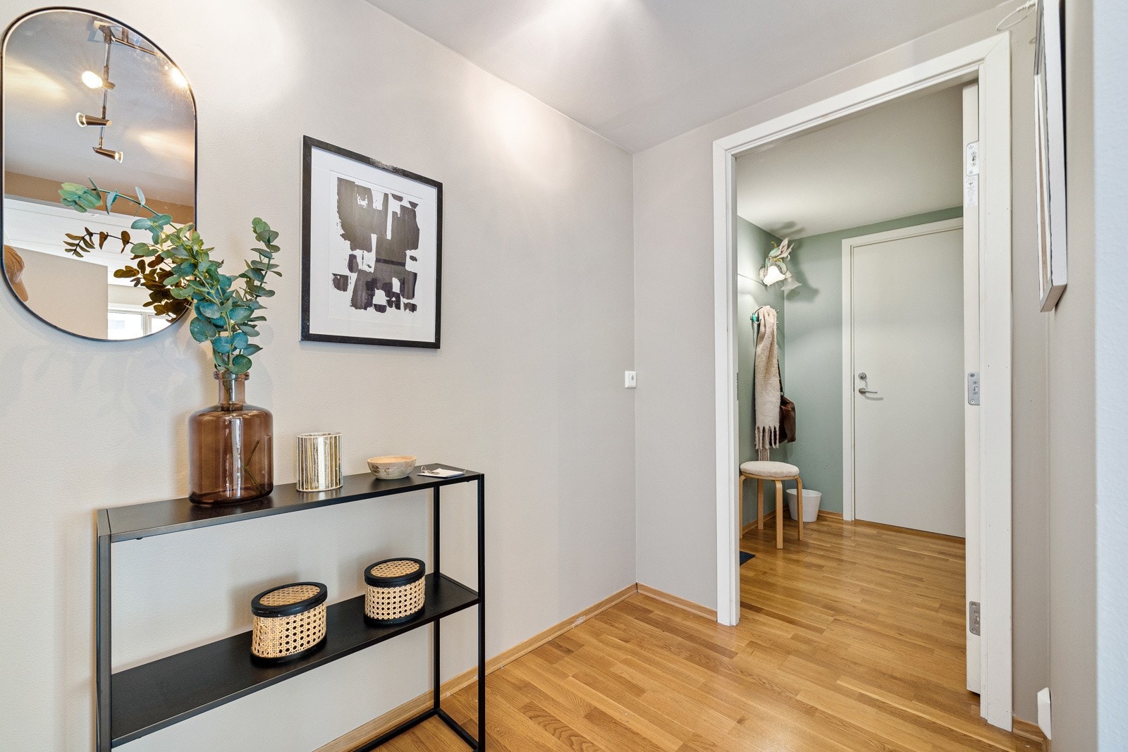 Leiligheten har en praktisk entré/gang mellom leilighetens hoveddel og hybeldel sammen. Galleribilde